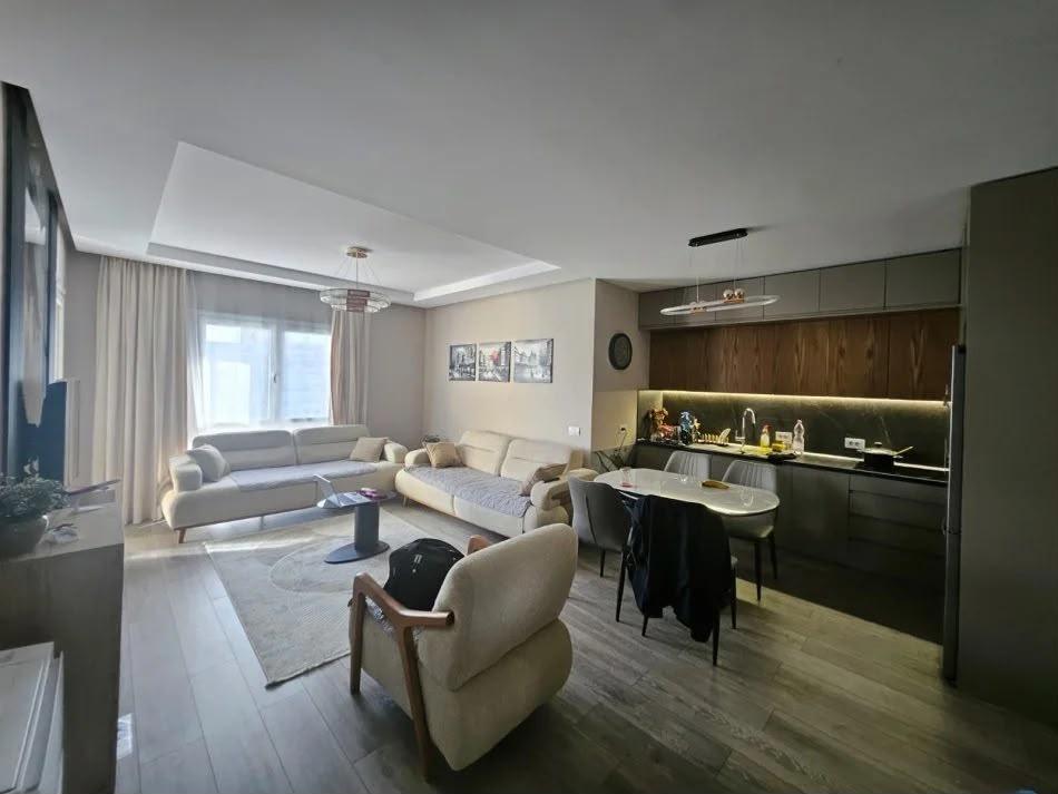 JEPET APARTAMENT ME QERA 2+1, RRUGA DRITAN HOXHA