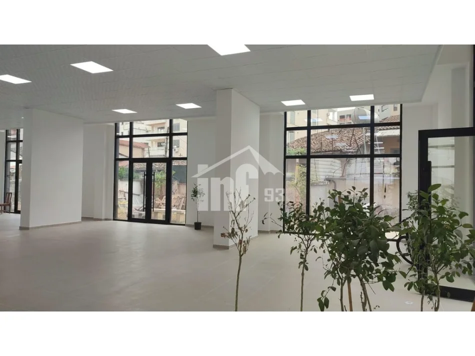 Tirane, vendo attività commerciale Piano 0, 418 m² 1.430.000 € (VIA “BARRIKADAVE”, VICINO AL LICEO “SAMI FRASHËRI”)