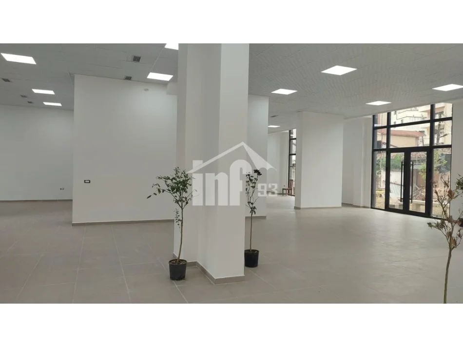 Tirane, vendo attività commerciale Piano 0, 418 m² 1.430.000 € (VIA “BARRIKADAVE”, VICINO AL LICEO “SAMI FRASHËRI”)