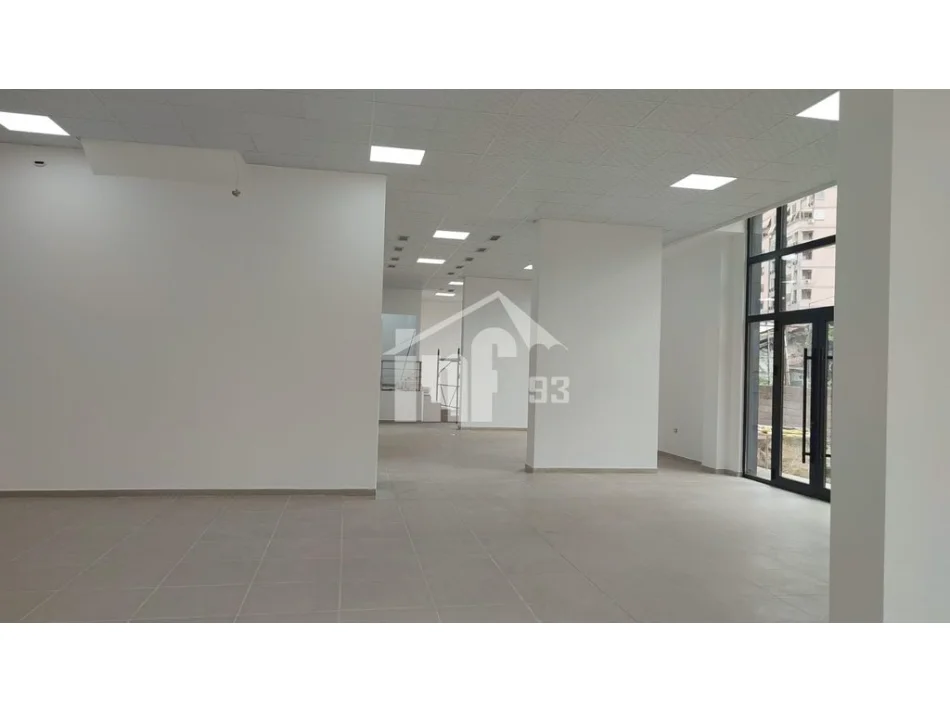 Tirane, vendo attività commerciale Piano 0, 418 m² 1.430.000 € (VIA “BARRIKADAVE”, VICINO AL LICEO “SAMI FRASHËRI”)