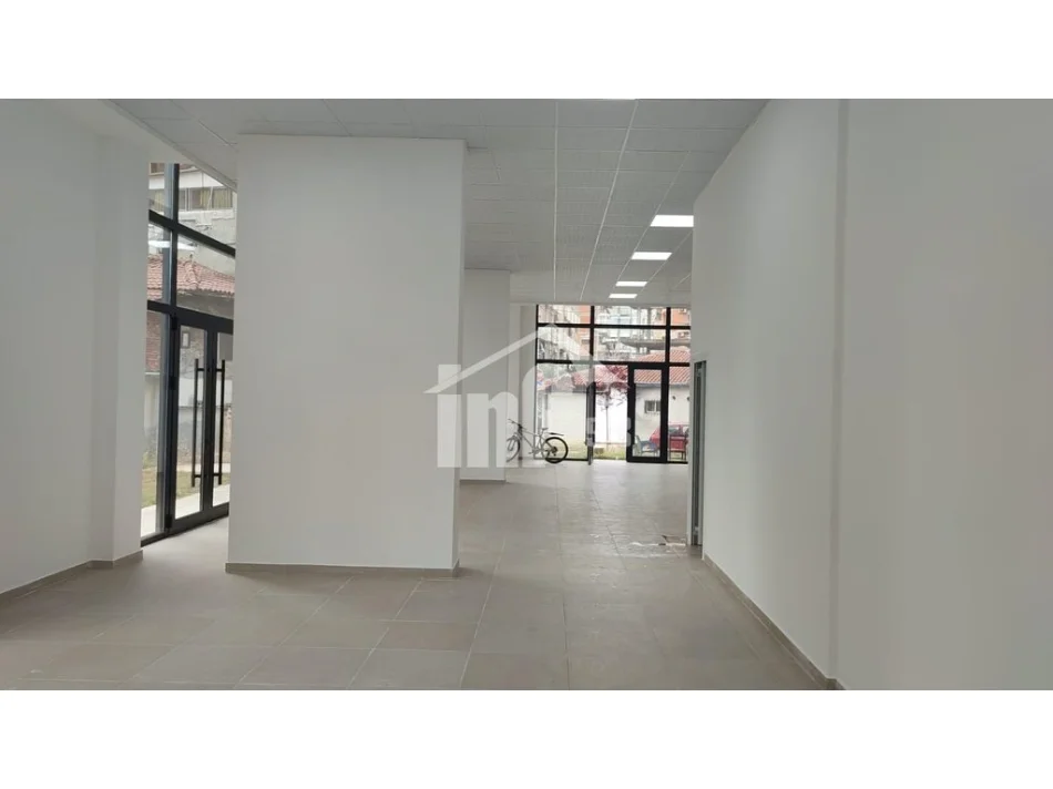 Tirane, vendo attività commerciale Piano 0, 418 m² 1.430.000 € (VIA “BARRIKADAVE”, VICINO AL LICEO “SAMI FRASHËRI”)