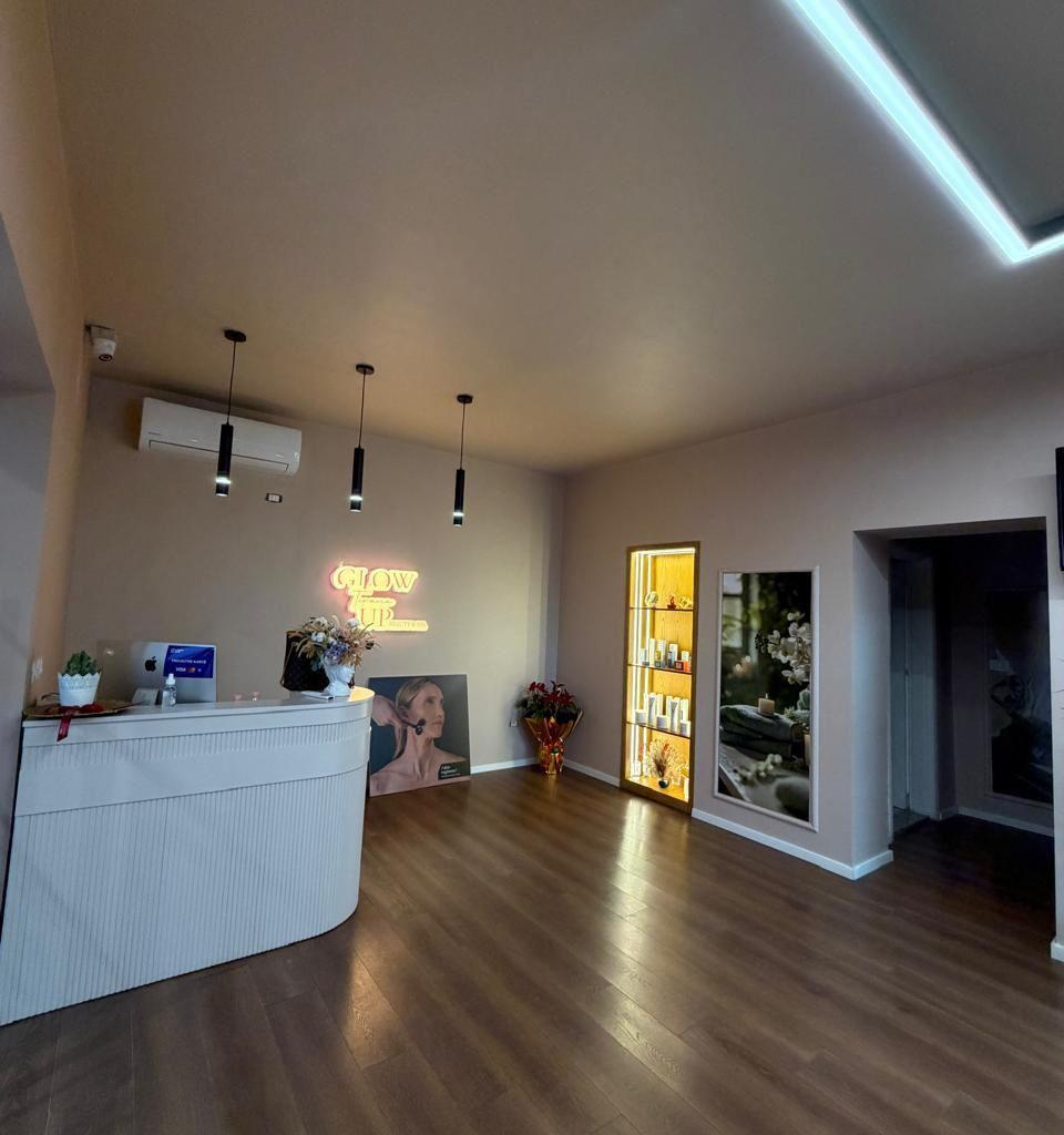 Negozio con vetrina di 115 m² nel Comune di Parisit a 2.000 euro