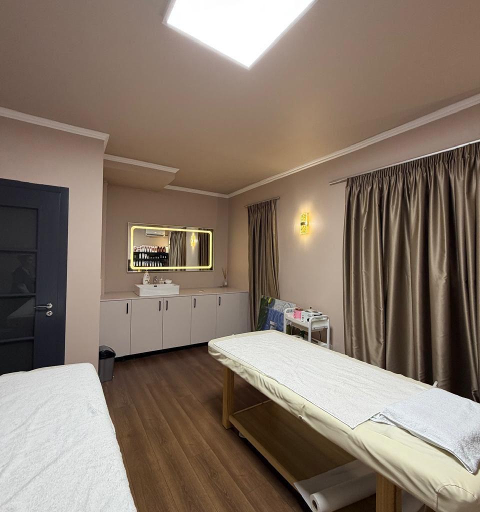 Negozio con vetrina di 115 m² nel Comune di Parisit a 2.000 euro