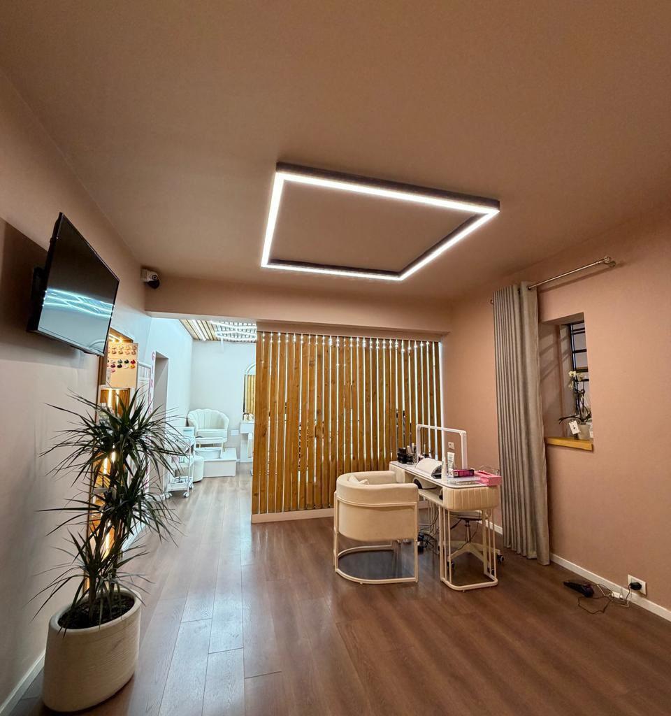 Negozio con vetrina di 115 m² nel Comune di Parisit a 2.000 euro