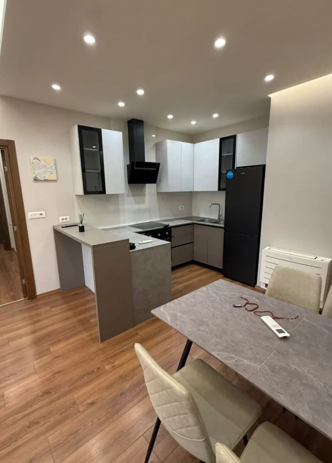 Tirana, affitto appartamento 2+1 Piano 2, 111 m² 700 € (VIA DIBRES)