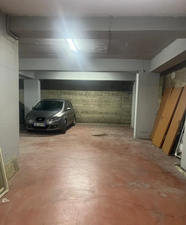 Tirane, vendo garage | parcheggio al primo piano, 317 m², 210.000 € (Astir)