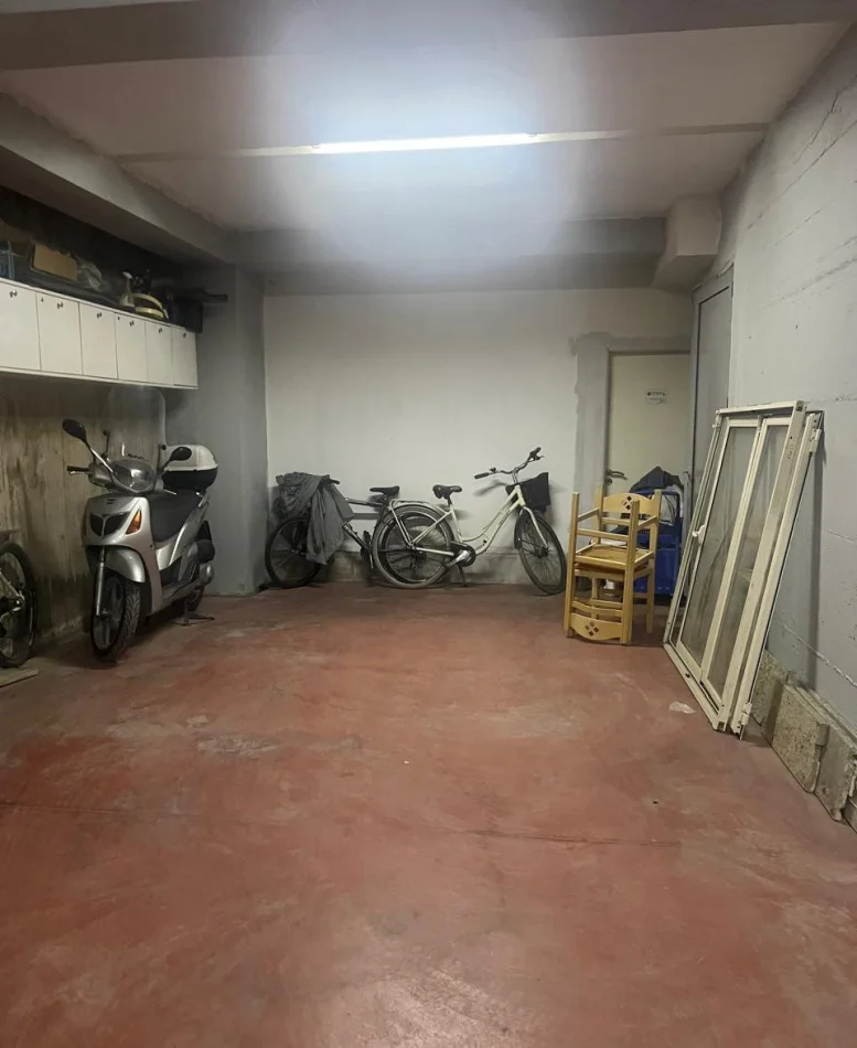 Tirane, vendo garage | parcheggio al primo piano, 317 m², 210.000 € (Astir)