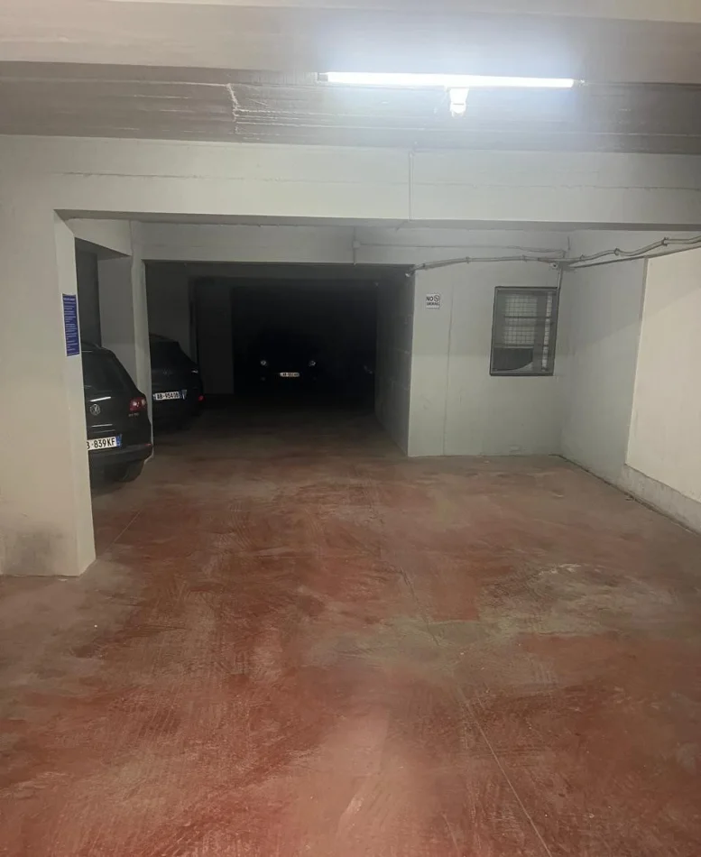Tirane, vendo garage | parcheggio al primo piano, 317 m², 210.000 € (Astir)