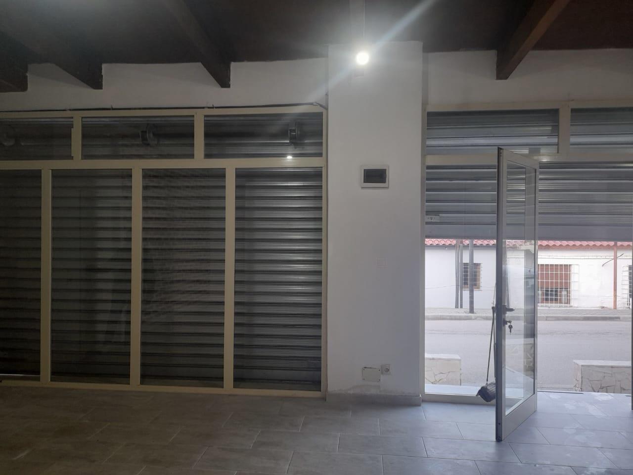 Vendita o affitto di negozio nel centro di Patos, ristrutturato