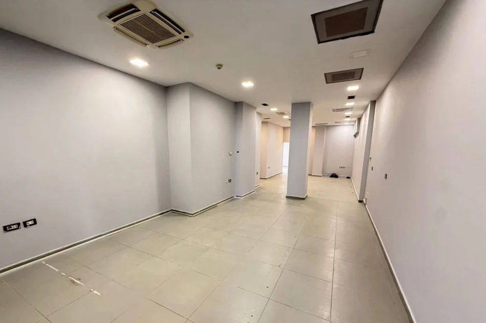Tirana, vendita ambiente commerciale al secondo piano, 253 m², 590.000 € (Via E Kavajes)