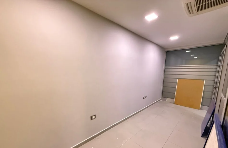 Tirana, vendita ambiente commerciale al secondo piano, 253 m², 590.000 € (Via E Kavajes)