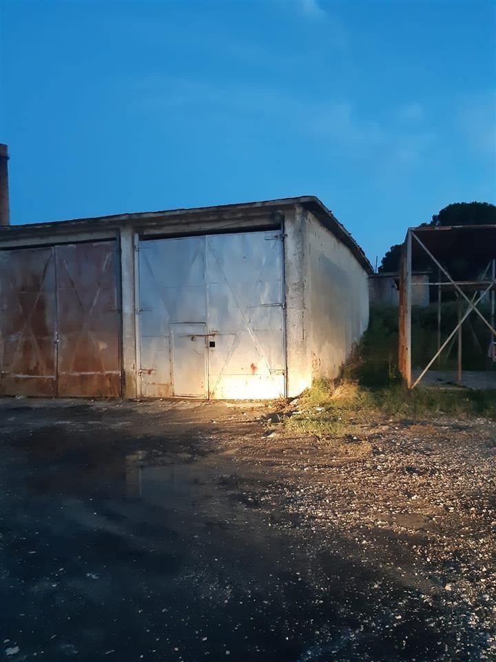 Fier - Garage e terreno in affitto con certificato di proprietà
