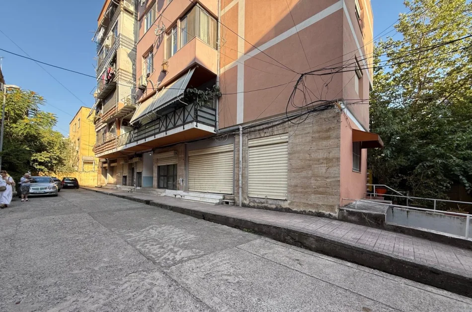 Tirane, Business Premises for Sale, Ground Floor, €165,240 (Ali Demi)