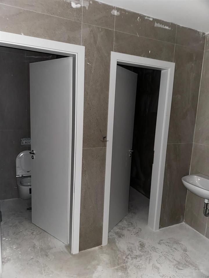 Zyra con piano in centro a Tirana di 286 m² a 10.000 euro