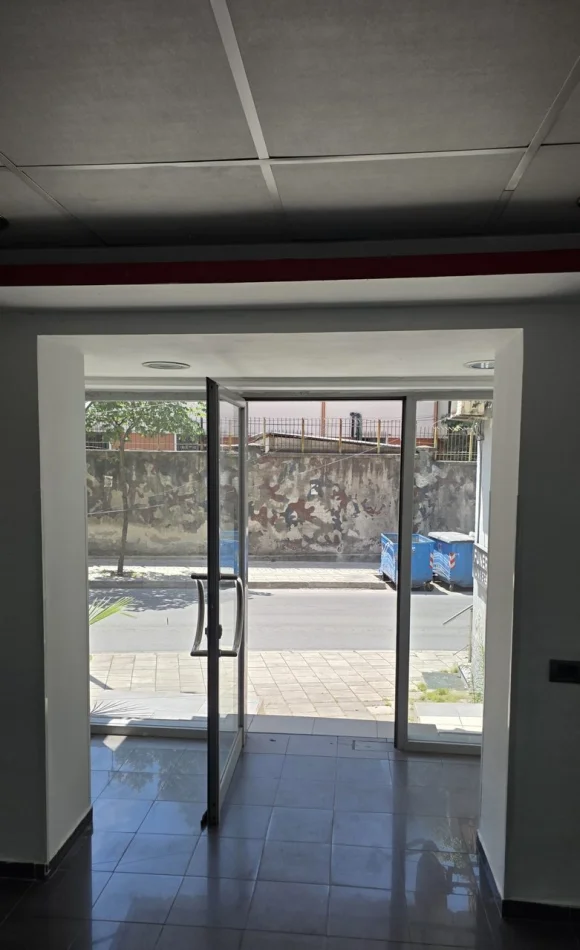 Tirane, Business Premises for Sale Ground Floor, 40 m² 115,000 € (Unified School)