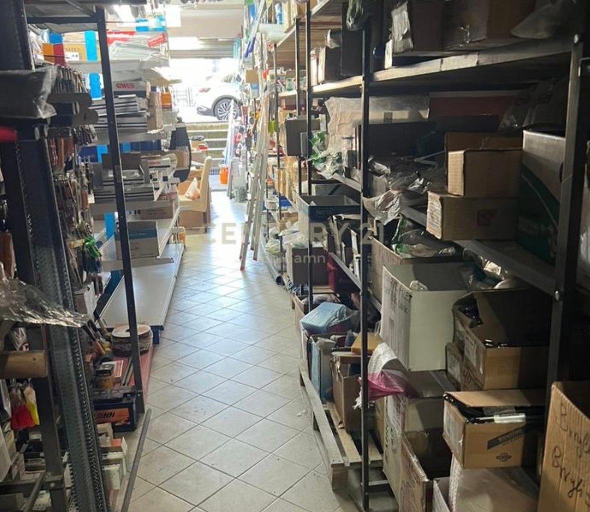 Vendita negozio di 21m2 di fronte allo stadio Selman Stermasi