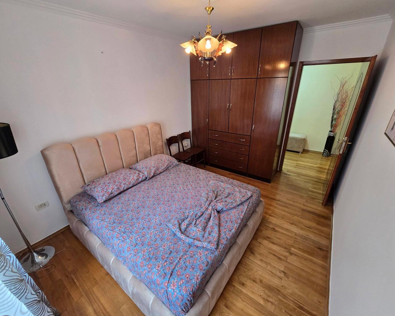 Jepet me qira afatshkurtër apartament 1+1 Prane Terminalit