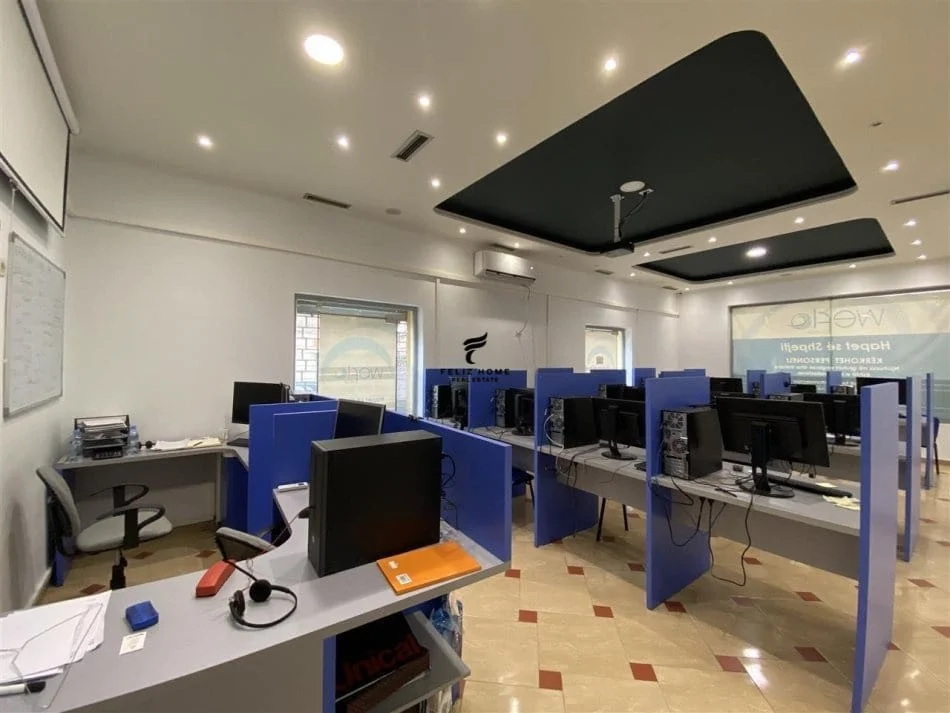 Tirane, jepet me qera dyqan Kati 0, 156 m² 1200 € (VASIL SHANTO)