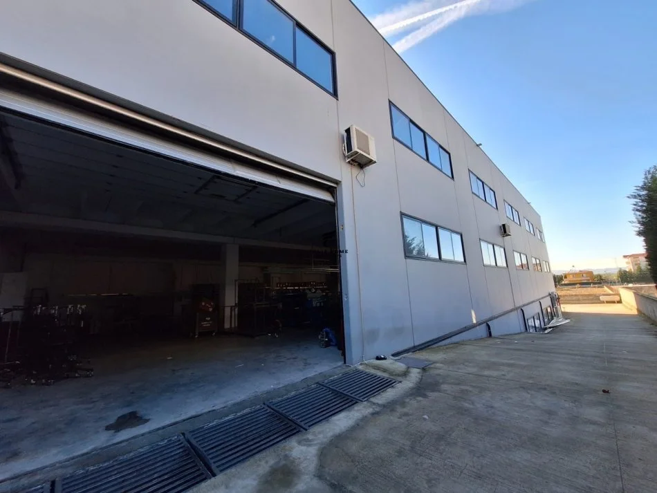 Tirane, jepet me qera magazine Kati 2, 2.100 m² 6.000 € (KAMEZ)