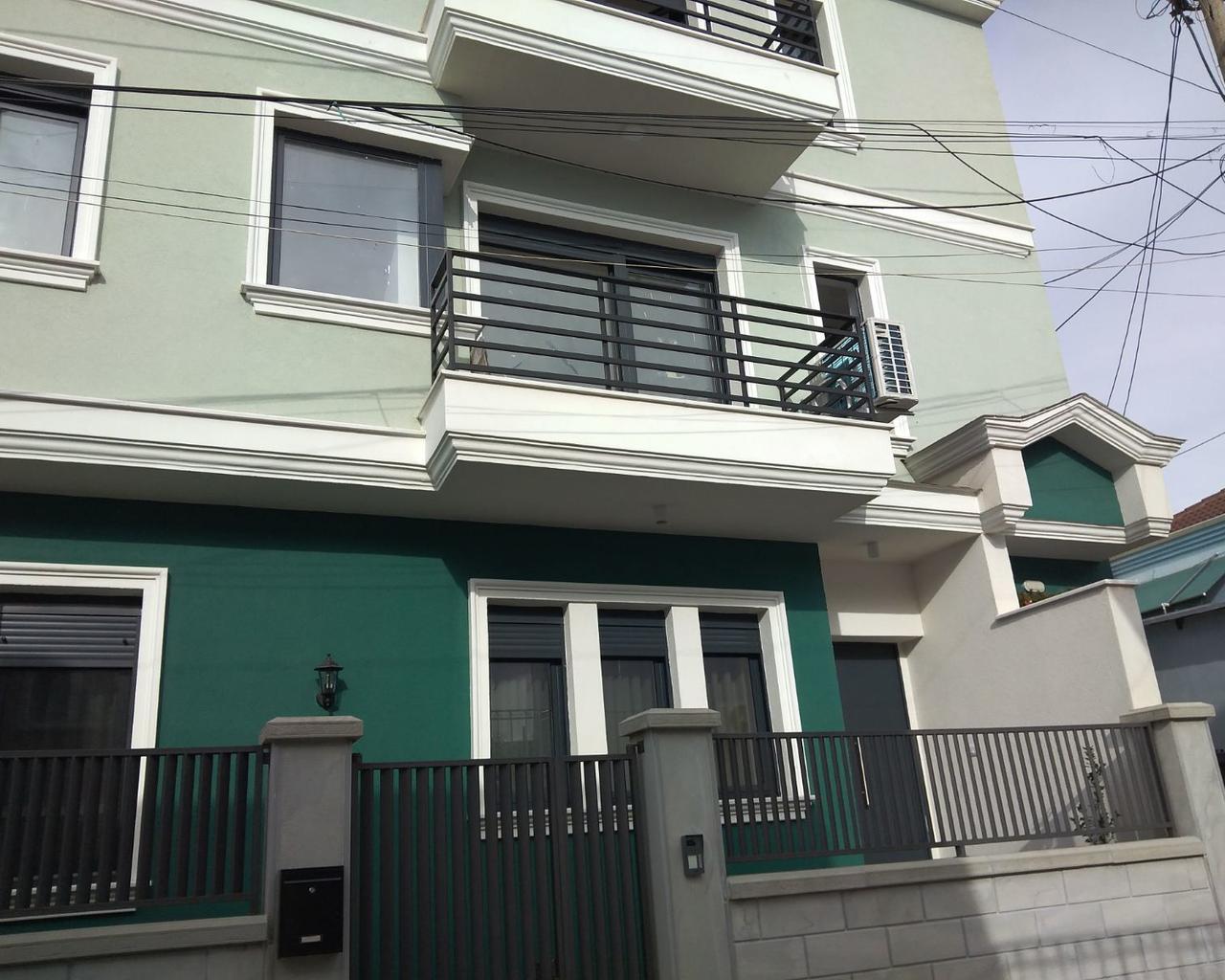 Apartament krejt I ri për shitje ne qender te Korces.