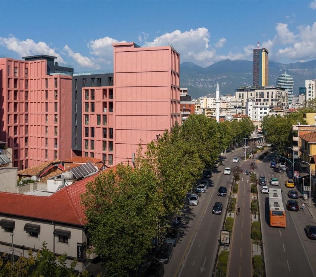 Locale commerciale con quota di 266.4 m2 in Via Kavajes a 8000 euro