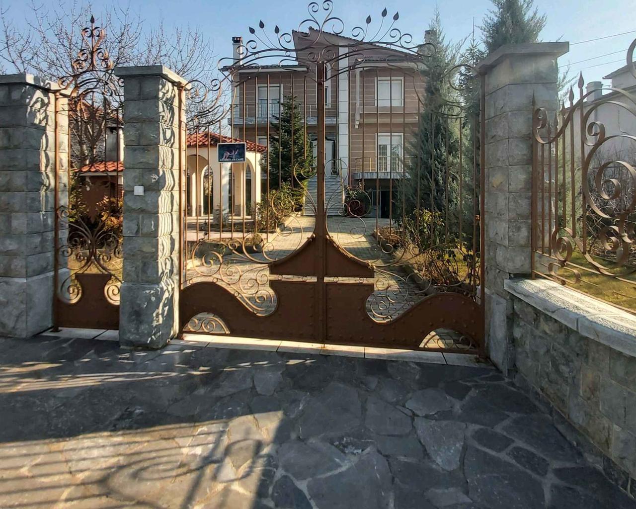VILË 3 KATËSHE NË SHITJE, KORÇË,