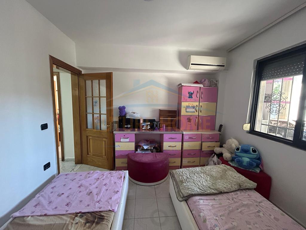 0696044423Shitet, Apartament 2+1+Oborr, Stadiumi, Durres