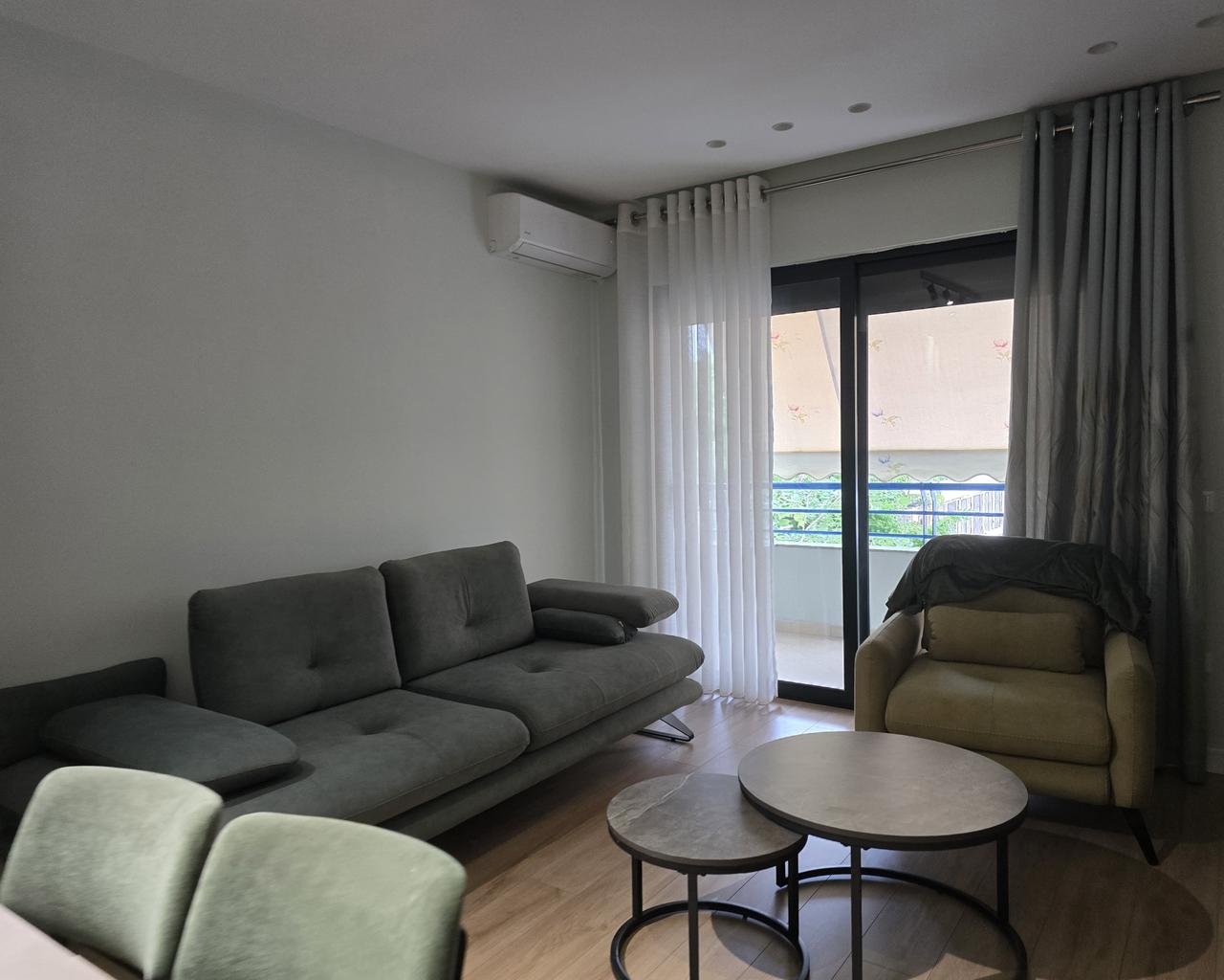Apartament 1+1 per qira te Komuna e Parisit