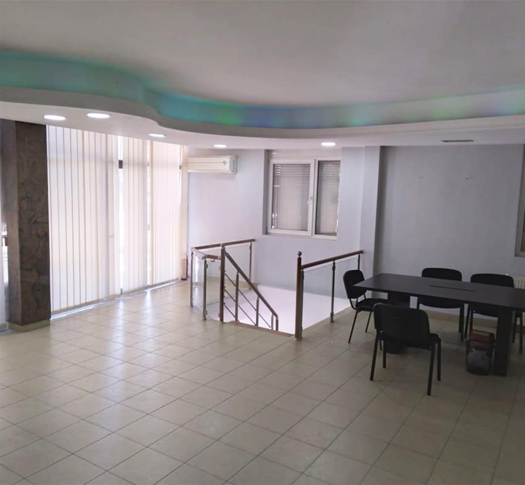 Ambiente commerciale in affitto - Korçë