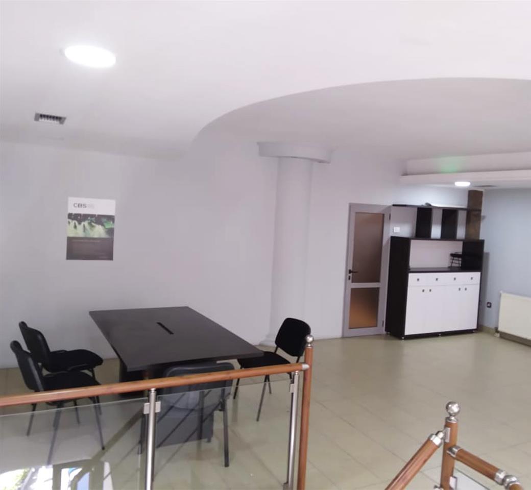 Ambiente commerciale in affitto - Korçë