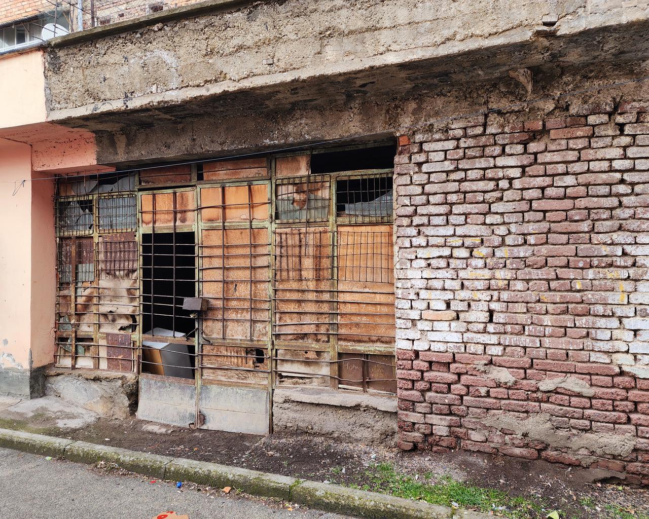 VENDESI NEGOZIO 70 MQ IN QUARTIERE RADANECIT