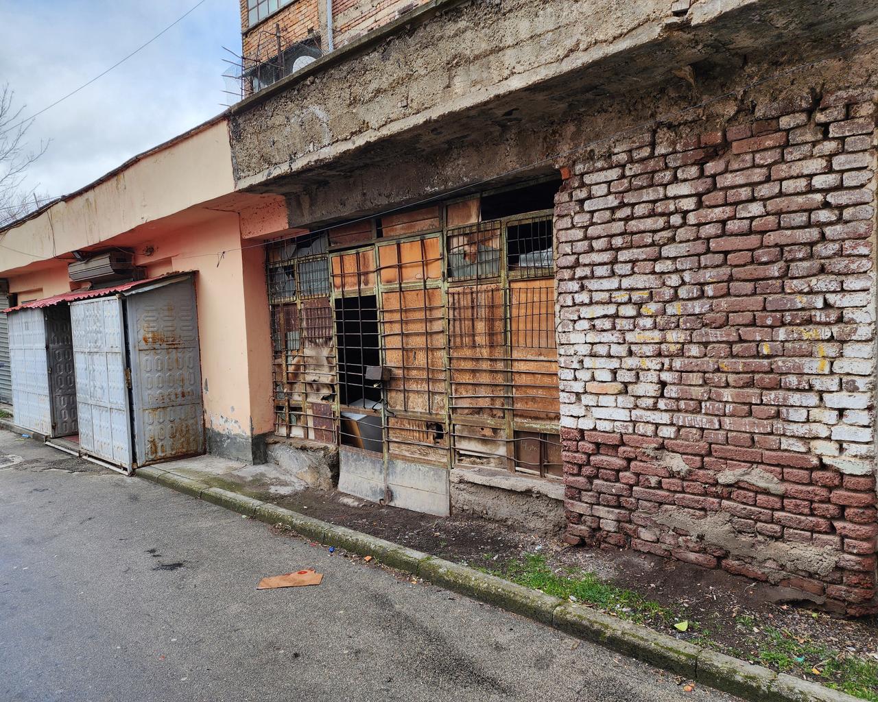 VENDESI NEGOZIO 70 MQ IN QUARTIERE RADANECIT