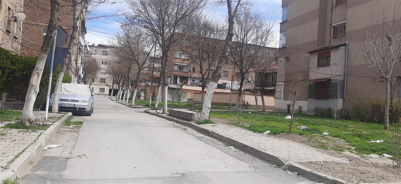 VENDESI NEGOZIO 70 MQ IN QUARTIERE RADANECIT