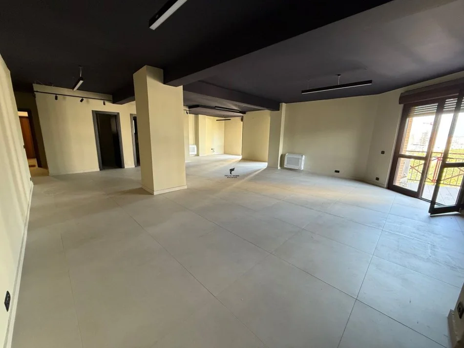 Tirana, Office for Rent on the 8th Floor, 140 m², €2,000 (CENTRAL)