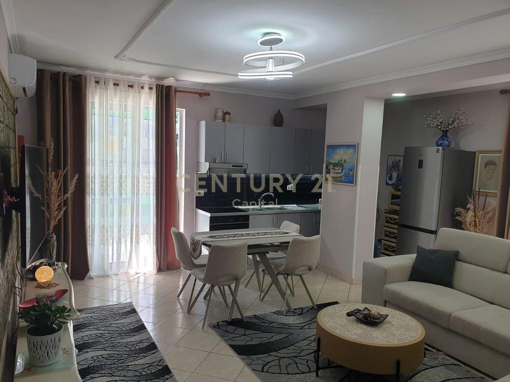 Ulet cmimi!!!Shesim Apartament 2+1+2 + Verande – tek shkolla