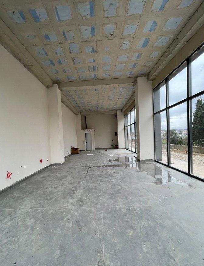 Negozio con cortile di 101 m², prezzo 1.000 euro