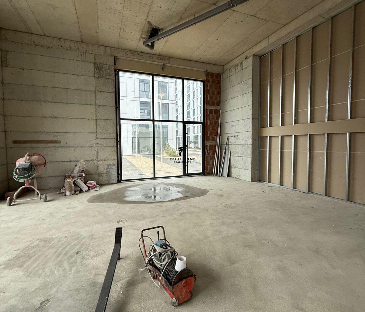 Doppio negozio con cortile di 786 m2 al confine, 8000 euro