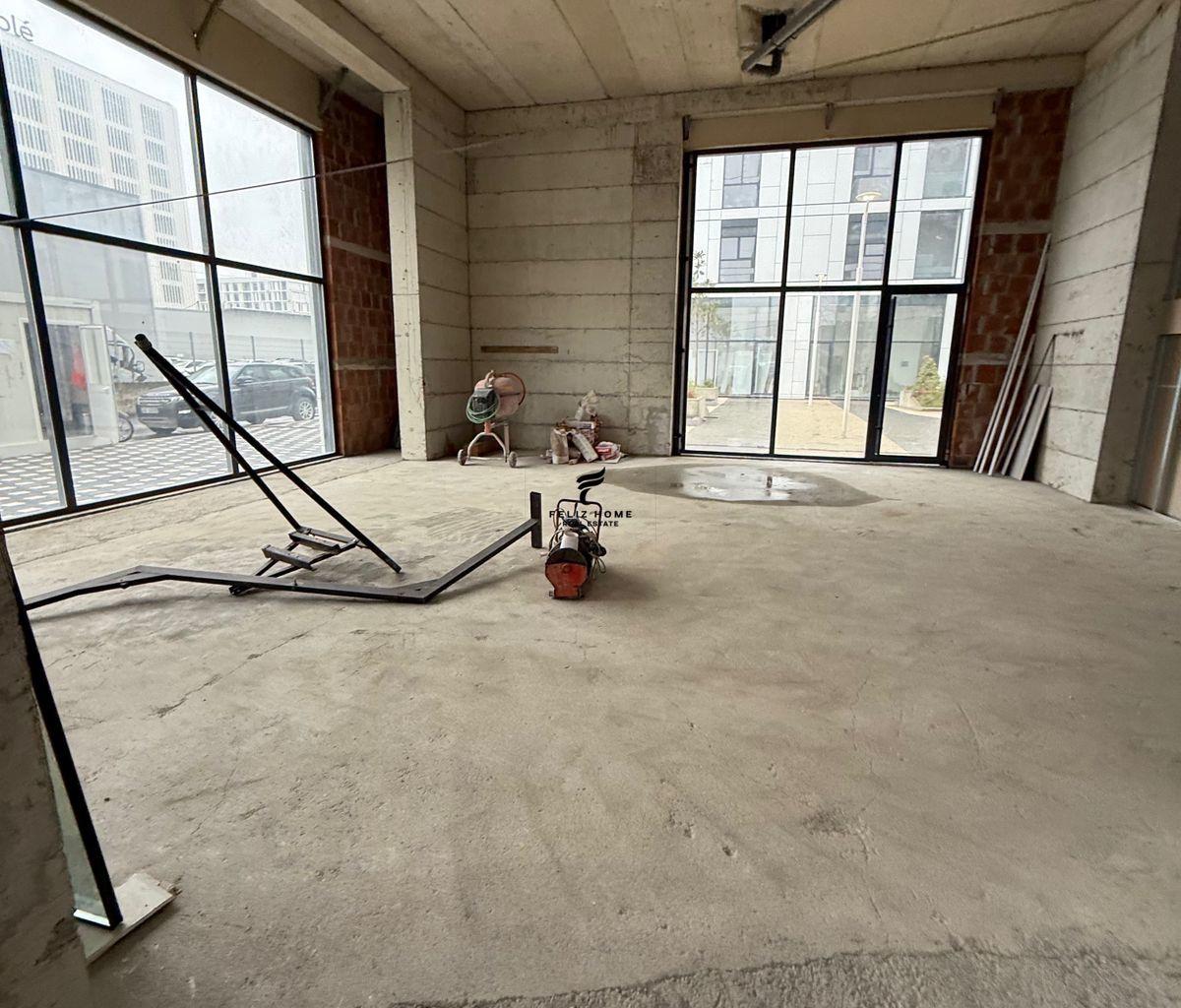 Doppio negozio con cortile di 786 m2 al confine, 8000 euro