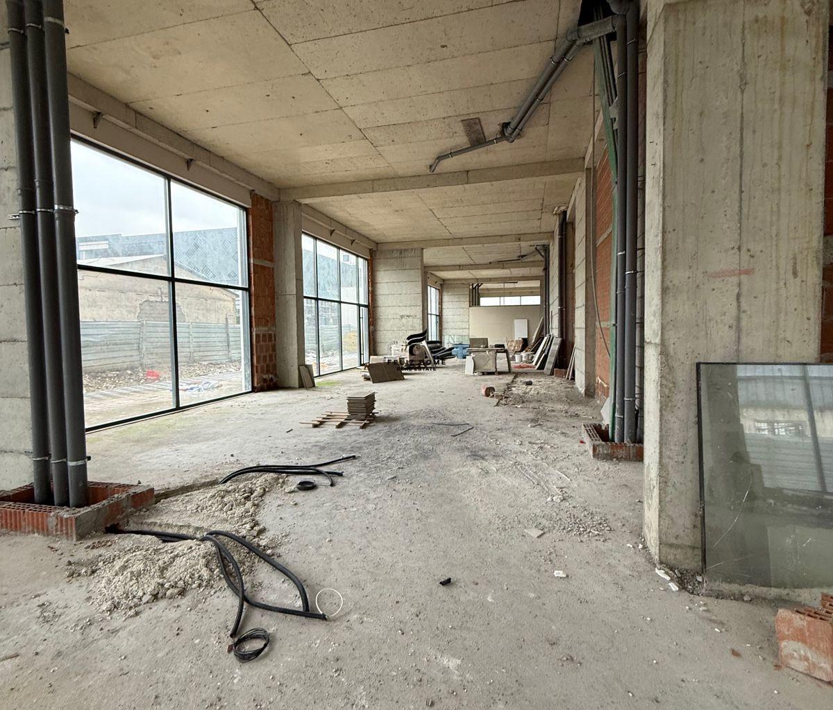 Doppio negozio con cortile di 786 m2 al confine, 8000 euro