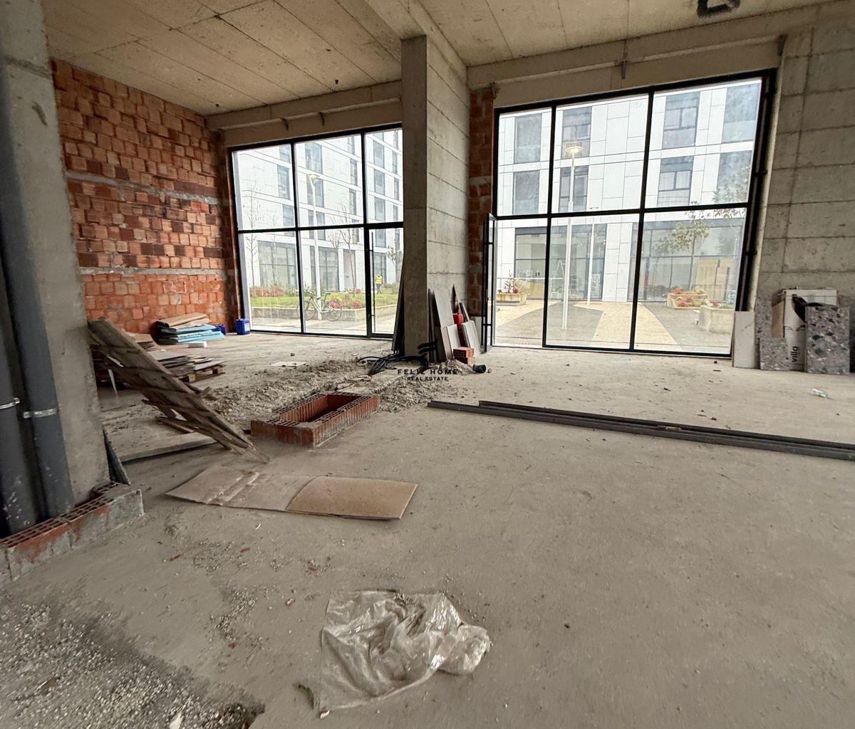 Doppio negozio con cortile di 786 m2 al confine, 8000 euro