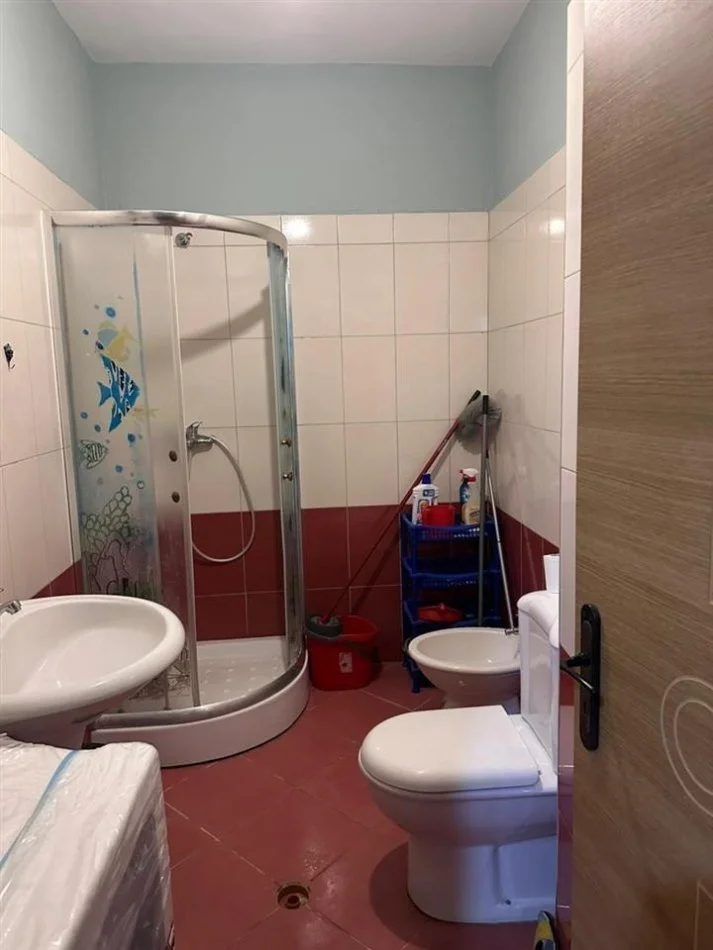 Tirane, affitto appartamento 2+1 con balcone al terzo piano, 106 m² 500 € (ASTIR)