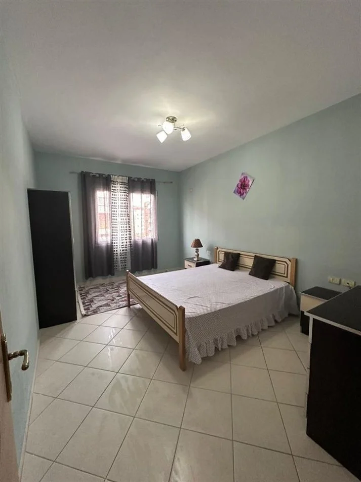 Tirane, affitto appartamento 2+1 con balcone al terzo piano, 106 m² 500 € (ASTIR)