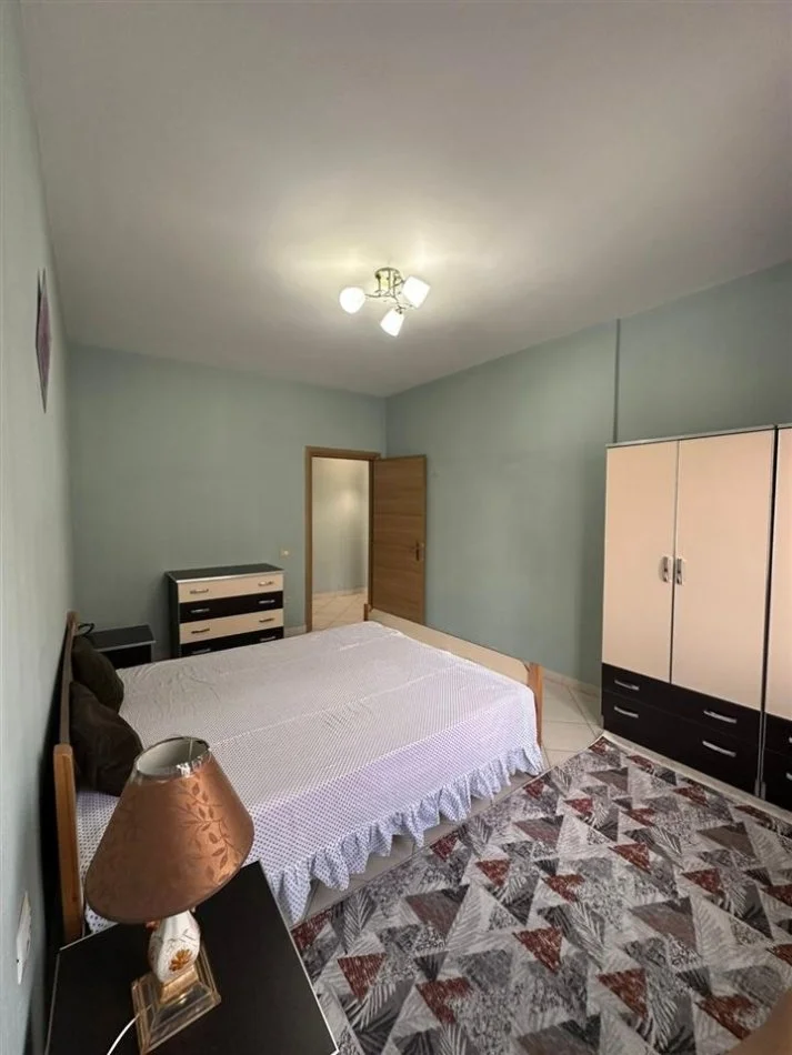 Tirane, affitto appartamento 2+1 con balcone al terzo piano, 106 m² 500 € (ASTIR)