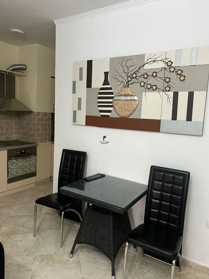 Tirane, affitto monolocale al piano 3, 40 m², 500 € (VIA DELLE BARRICATE)