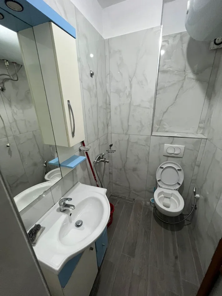 Tirane, affitto monolocale al piano 3, 40 m², 500 € (VIA DELLE BARRICATE)