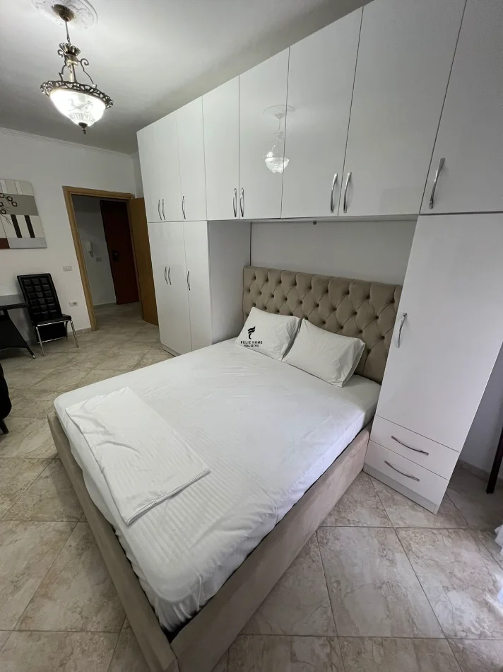 Tirane, affitto monolocale al piano 3, 40 m², 500 € (VIA DELLE BARRICATE)