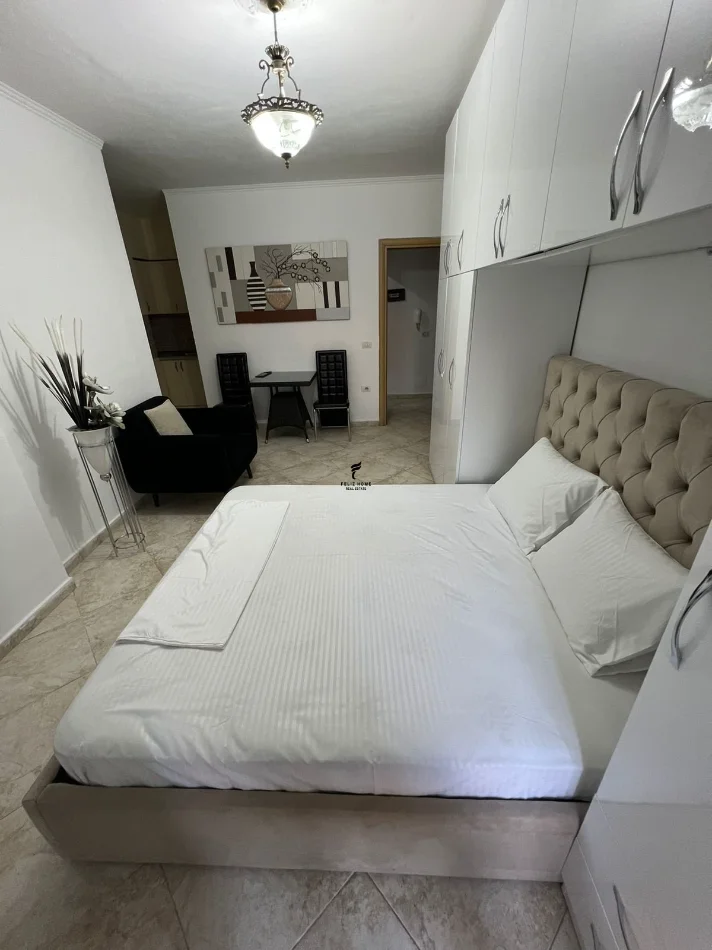Tirane, affitto monolocale al piano 3, 40 m², 500 € (VIA DELLE BARRICATE)