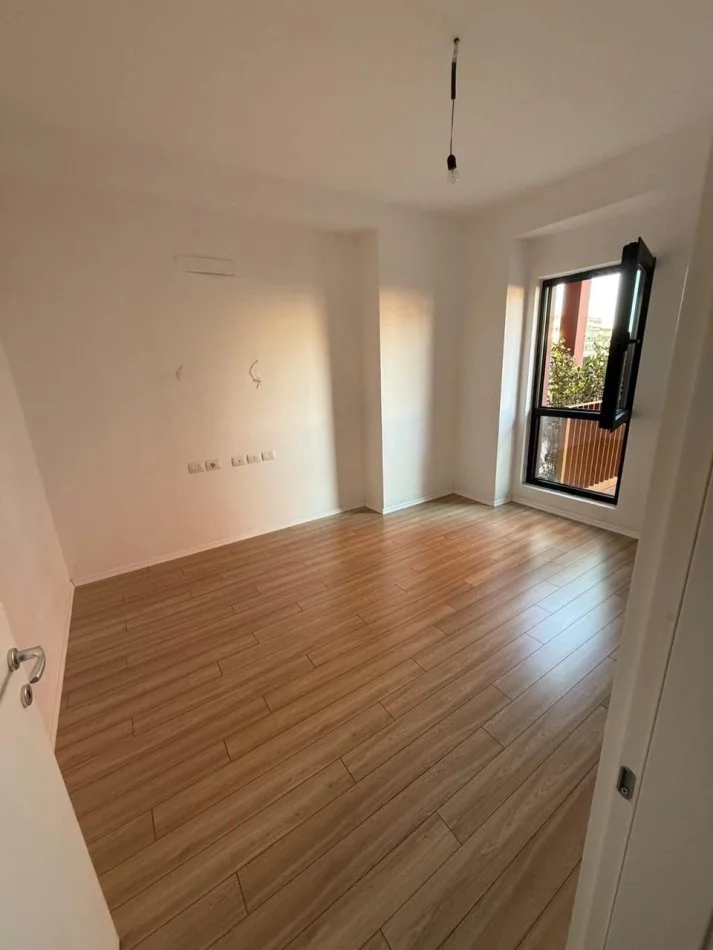 Tirane, affitto ufficio al piano 4, 114 m² 1.200 € (VIA KAVAJES)