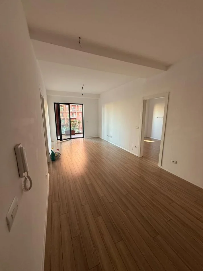 Tirane, affitto ufficio al piano 4, 114 m² 1.200 € (VIA KAVAJES)