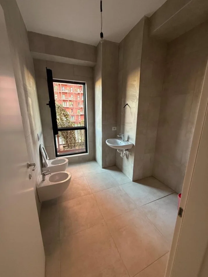 Tirane, affitto ufficio al piano 4, 114 m² 1.200 € (VIA KAVAJES)